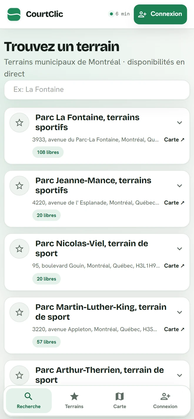 CourtClic sur téléphone : la liste des parcs avec leur nombre de créneaux libres.